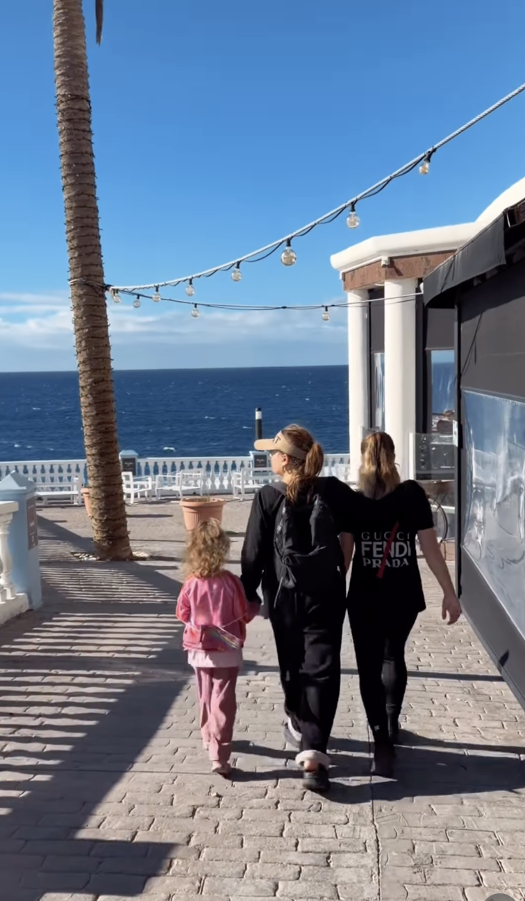 Могилевська показала, як із чоловіком та доньками проводить зимову відпустку на Тенеріфе (відео)